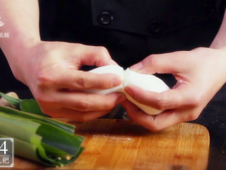 15、清明吃叶儿粑,童年味道唤醒舌尖上的乡愁,将面团用手搓成长条,揪成小份