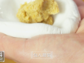 16、清明吃叶儿粑,童年味道唤醒舌尖上的乡愁,在手中捏成小碗状,装入适量甜馅料