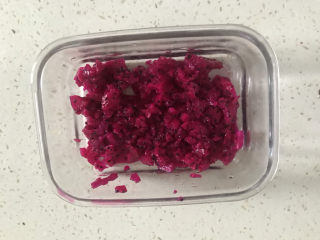 3、火龙果果冻,装入模具内