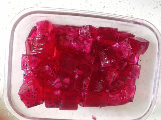 15、火龙果果冻,一次吃不完可以装入容器内密封放冰箱冷藏后，口味也很不错