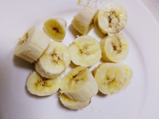 2、果粒奶昔【香蕉桑葚+香蕉芒果】,香蕉皮上稍微起点,这样的香蕉比较甜。去皮切成小块。