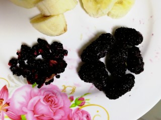 3、果粒奶昔【香蕉桑葚+香蕉芒果】,把几个桑葚弄碎。