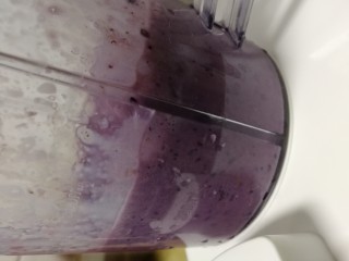 5、果粒奶昔【香蕉桑葚+香蕉芒果】,榨成汁。