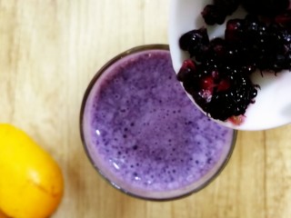 6、果粒奶昔【香蕉桑葚+香蕉芒果】,放点桑葚碎果粒。