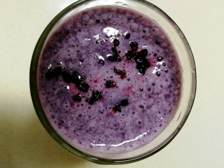 7、果粒奶昔【香蕉桑葚+香蕉芒果】,不仅颜色漂亮功效也很强大,桑葚可以补血养颜,降血糖血脂,补肝护肾,补脑益智。