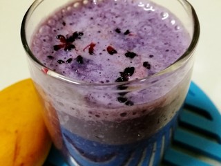 8、果粒奶昔【香蕉桑葚+香蕉芒果】,香蕉桑葚果粒奶昔。