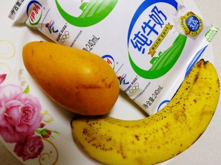 9、果粒奶昔【香蕉桑葚+香蕉芒果】,1个小芒果,1根香蕉,纯牛奶。