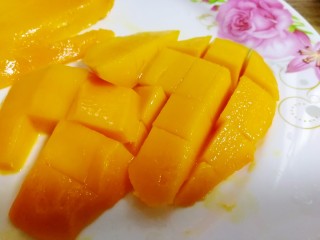 10、果粒奶昔【香蕉桑葚+香蕉芒果】,芒果去皮,切小块。