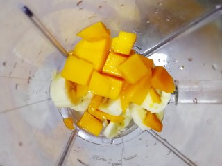 11、果粒奶昔【香蕉桑葚+香蕉芒果】,切好的芒果,香蕉放榨汁机里。