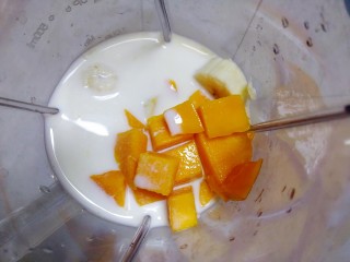 12、果粒奶昔【香蕉桑葚+香蕉芒果】,倒入牛奶。