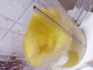 13、果粒奶昔【香蕉桑葚+香蕉芒果】,榨汁。