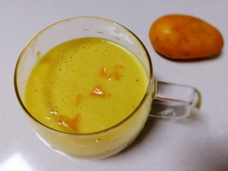 14、果粒奶昔【香蕉桑葚+香蕉芒果】,再放一些碎果粒,香蕉芒果果粒奶昔。