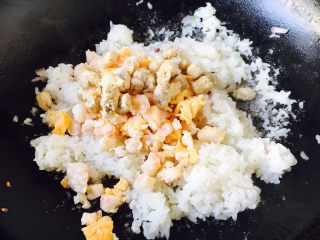 10、芝士虾仁焗饭,再放入牛肉粒