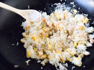 13、芝士虾仁焗饭,放少许盐调味