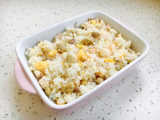 15、芝士虾仁焗饭,把炒好的饭放到焗饭盘里