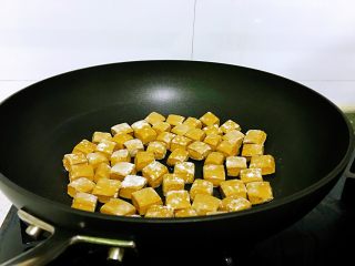 10、平底锅高钙小馒头,一个一个将小方块放入不粘平底锅中，每个之间保留点空隙出来，在加热的过程中会膨胀，以防连一起，开火，中小火，锅热后转为小火。此时，一个质量过硬的平底锅很有必要，不粘锅不糊，我这个是美亚的，用起来非常好。