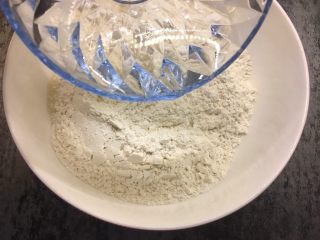 3、肉丝卷饼,慢慢加入热水