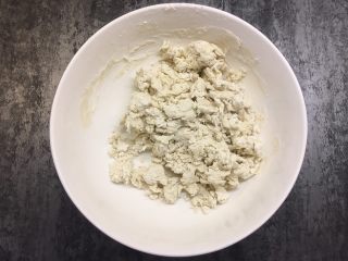 4、肉丝卷饼,用筷子搅拌成絮状