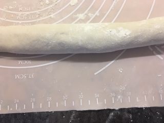 8、肉丝卷饼,表面拍点干面粉