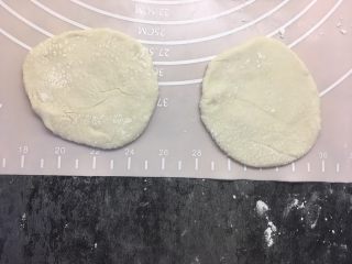 10、肉丝卷饼,取两个面团压扁