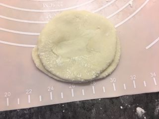 12、肉丝卷饼,将另一个面团盖在上面