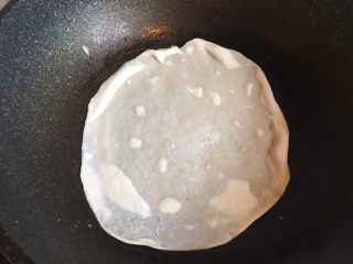 14、肉丝卷饼,平底锅抹上少许油，放入面皮，小火煎