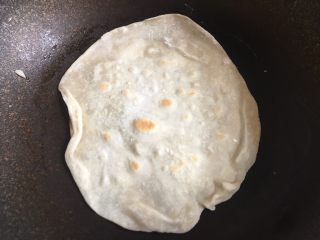 15、肉丝卷饼,煎至两面金黄即可