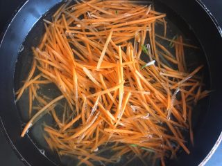 16、肉丝卷饼,胡萝卜切丝焯熟，黄瓜切丝