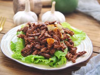 17、肉丝卷饼,准备炒熟的京酱肉丝