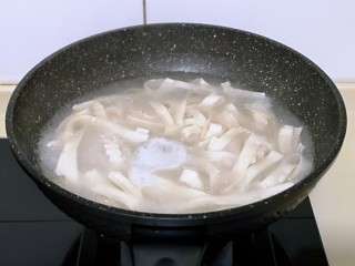 10、老北京肉丝炸酱面,锅中加入纯净水，大火烧开，下入挂面，将面煮熟捞出。