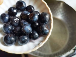 3、蓝莓冻撞奶,奶锅中加入清水煮开，