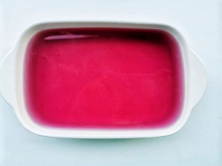 7、蓝莓冻撞奶,倒入容器中晾凉。