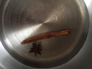 1、原创|热带雨林圣诞咖啡,锅内加入纯净热水、八角和桂皮等热带香料并烧开