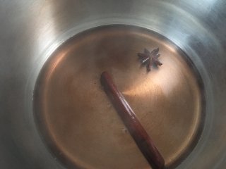 2、原创|热带雨林圣诞咖啡,水开后,有了淡淡粉红色即可;