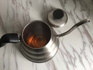 4、原创|热带雨林圣诞咖啡,把水加入手冲壶中备用;