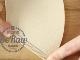 6、原创|热带雨林圣诞咖啡,折叠好滤纸,放入滤杯并用热水冲洗滤纸并温热滤杯;