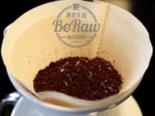 7、原创|热带雨林圣诞咖啡,咖啡粉放入滤纸中;