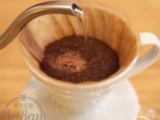 8、原创|热带雨林圣诞咖啡,先注入少许香料水对咖啡粉闷蒸15″,然后以画“0”字型继续注入其他的香料水对咖啡进行萃取;