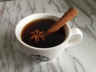 9、原创|热带雨林圣诞咖啡,将萃取好的咖啡加入咖啡杯,并放入香料进行装饰;