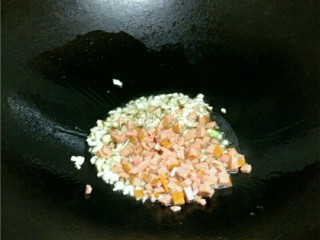 5、风味蛋焗饭,再放入蒜香烤肠，继续翻炒；