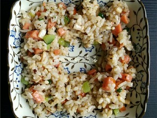 10、风味蛋焗饭,将米饭盛出，装进烤碗里；中间空出一个鸡蛋大小的位置；