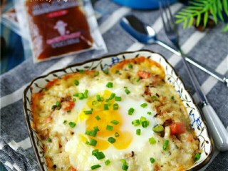 15、风味蛋焗饭,戴上隔热手套，将烤好的焗饭取出，趁热撒上葱花即可。