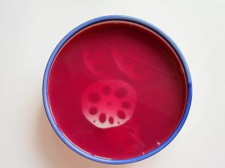 3、小熊奶酪包饭趣味便当,汁液加几滴白醋，放入藕片浸泡