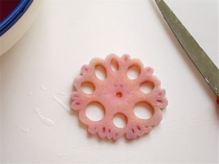 4、小熊奶酪包饭趣味便当,在浸泡过程中将藕片去边刻成藕花，刻好的藕花如果颜色不够深，还可以继续泡