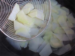 9、小熊奶酪包饭趣味便当,土豆焯烫下捞出过水