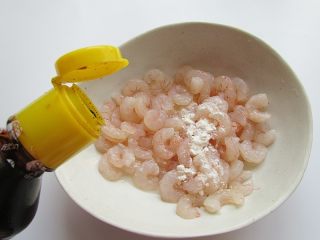 11、小熊奶酪包饭趣味便当,虾仁加生抽、淀粉腌渍下