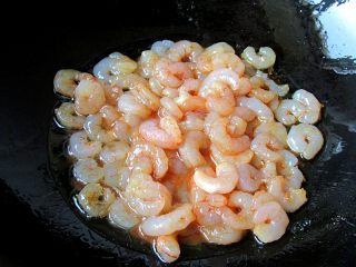 12、小熊奶酪包饭趣味便当,热锅注入油，六分热倒入虾仁翻炒