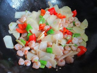 13、小熊奶酪包饭趣味便当,收汁倒入土豆片、彩椒等继续翻炒一分钟，撒入盐调味出锅备用