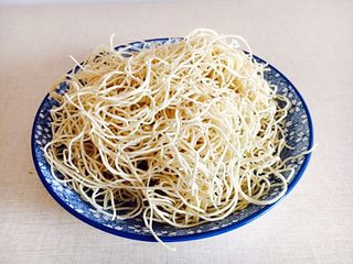 1、香辣肉末炒面,准备蒸好的500克炒面面条。