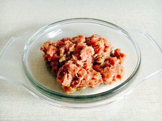 2、香辣肉末炒面,猪肉饺馅100克。